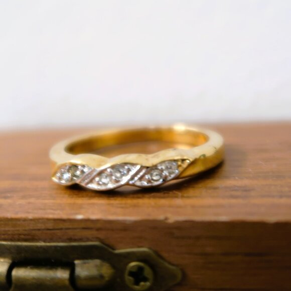 Men's Travel Ring Gold Tone with Eye Catch White Stones Costume Jewelry Light - Picture 3 of 6